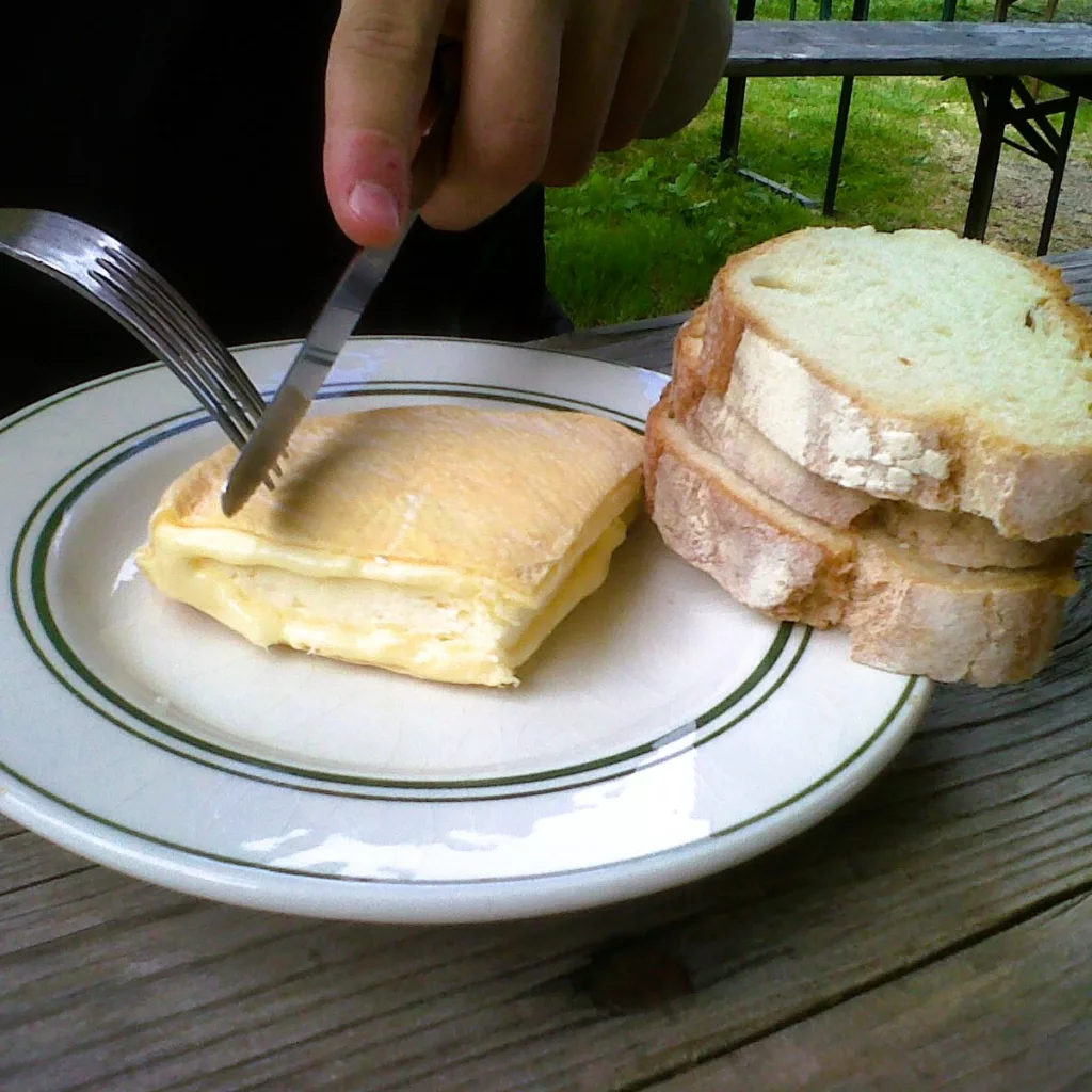 fromage munster et du pain de campagne
