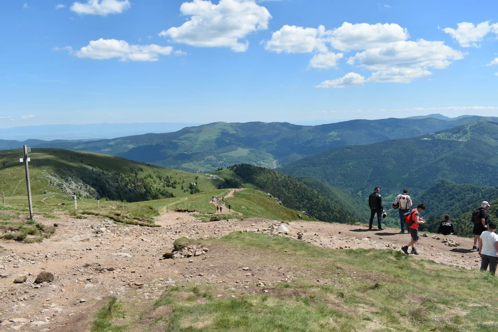 Sommet du Hohneck à 1366 mètres d'altitude avec des randonneurs