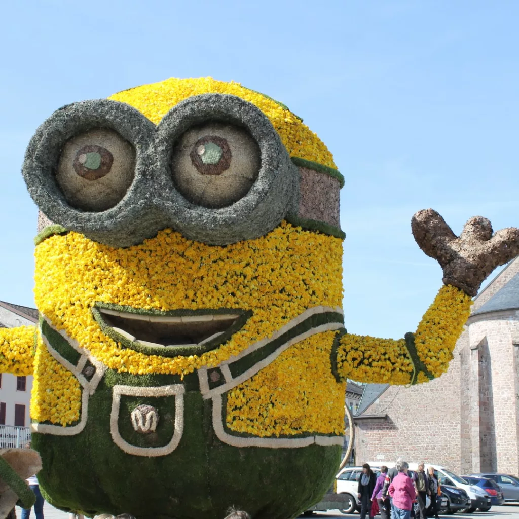 des chars décorés avec les jonquilles de Gérardmer