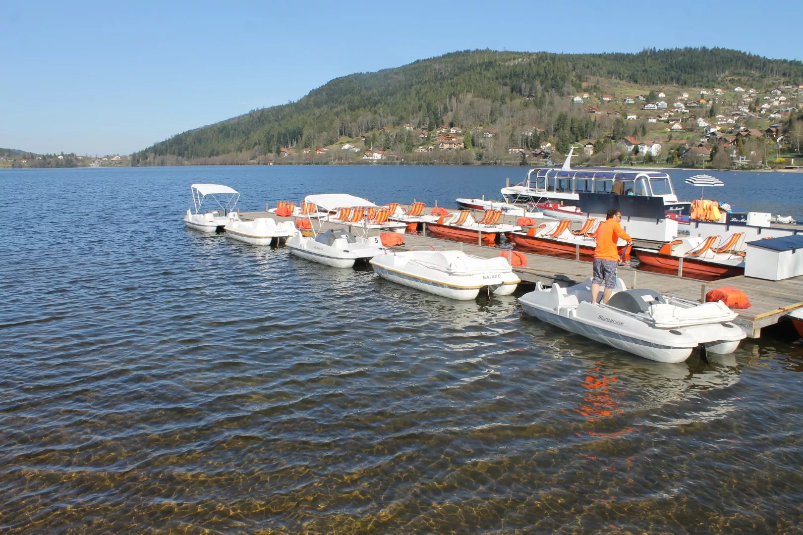 pédalo sur le lac de Gérardmer pendant les vacances de printemps