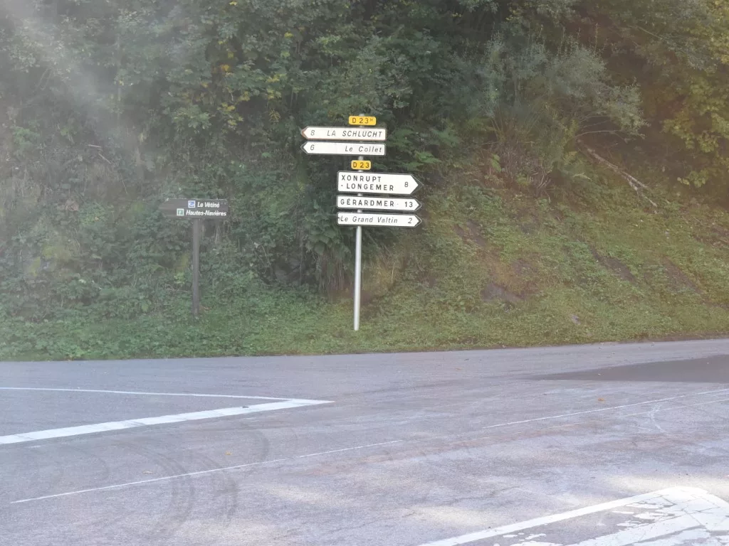 Des pancartes routières qui montrent la direction de La Schlucht, du Grand Valtin et de Gérardmer