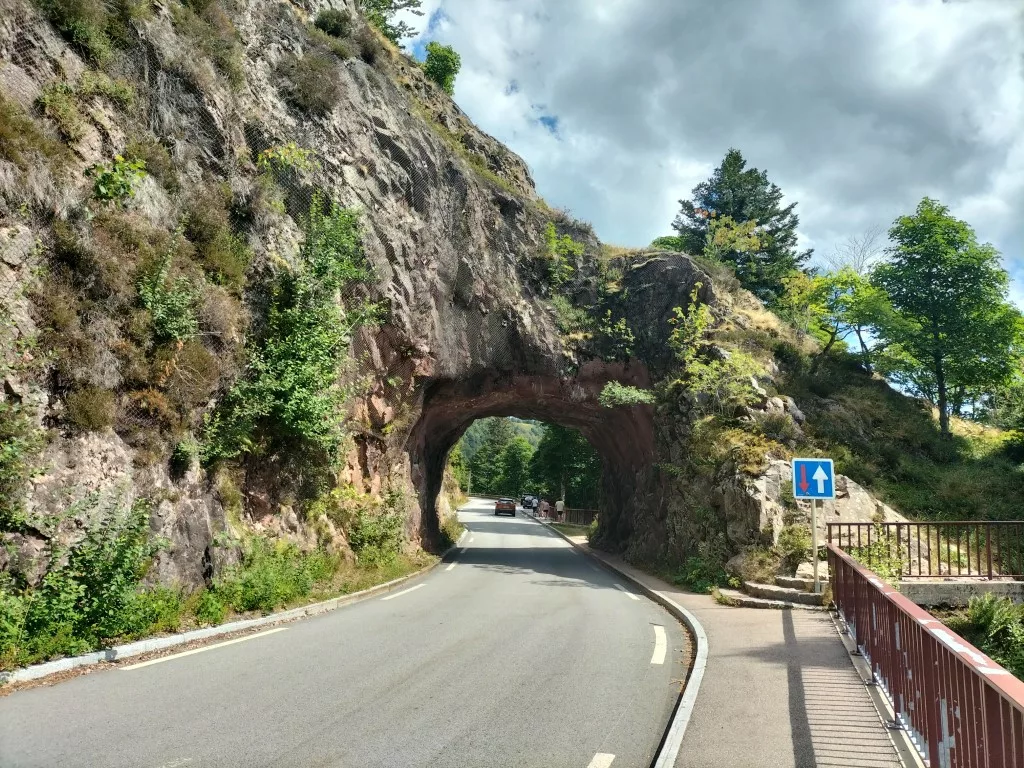 La route qui monte à La Schlucht depuis Gérardmer passe par la roche du diable