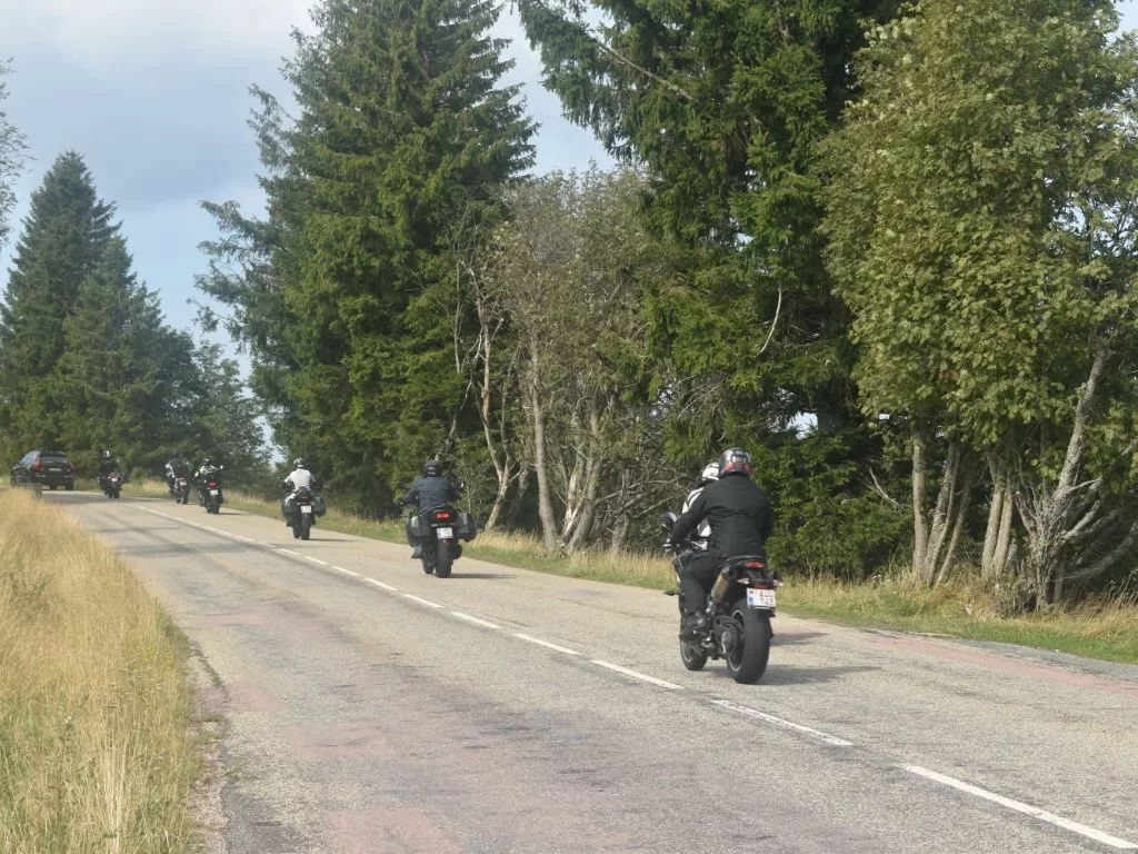 Une route très fréquentée par les deux roues en été